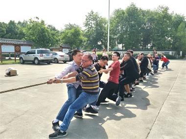 勞動最美、團結(jié)拼搏”拔河比賽