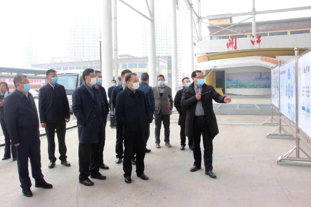 市長(zhǎng)郭亨孝陪同省供銷(xiāo)社主任李天滿到環(huán)城好一新復(fù)興批發(fā)市場(chǎng)視察調(diào)研