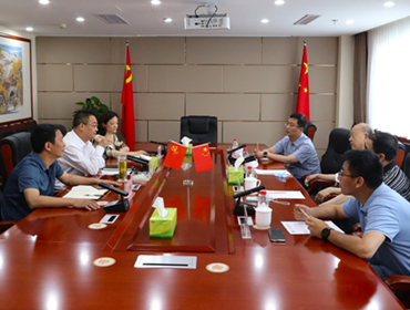 鄧華會(huì)見(jiàn)四川大學(xué)教授葉光斗、巨石集團(tuán)成都有限公司執(zhí)行董事、總經(jīng)理陳杰等一行