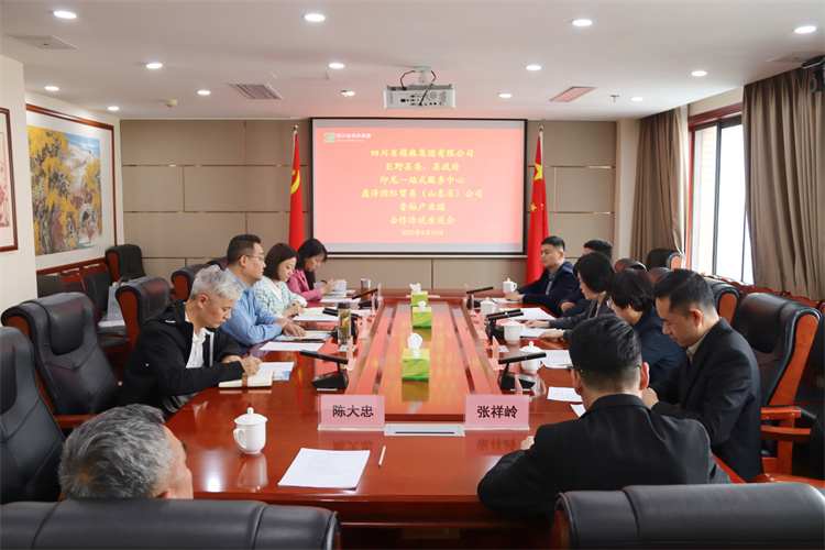 集團(tuán)公司召開(kāi)與巨野縣委、縣政府，盈澤國(guó)際貿(mào)易（山東?。┕荆∧嵋徽臼椒?wù)中心，山東魯裕冷鏈物流公司合作洽談座談會(huì)